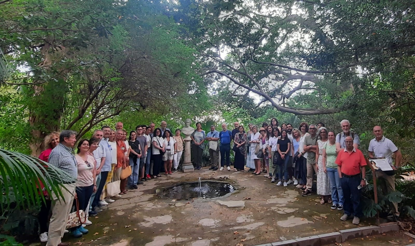 Foto con el grupo que visitó el Jardín de la Concepción con la placa de Amalia Heredia.